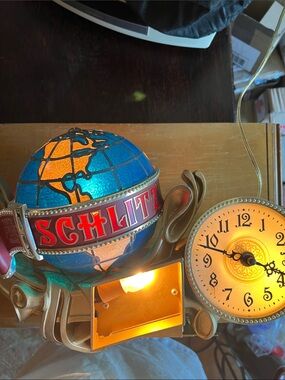 Vintage 1976 Schlitz Beer Globe Motion Back Bar Sign with Clock – Working